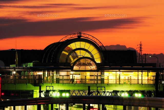 北総線 印西牧の原駅 夜明け の写真素材 イラスト素材 アマナイメージズ
