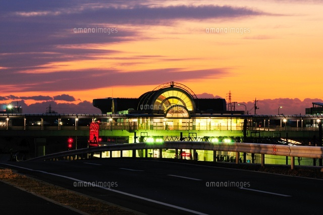 北総線 印西牧の原駅 夜明け の写真素材 イラスト素材 アマナイメージズ