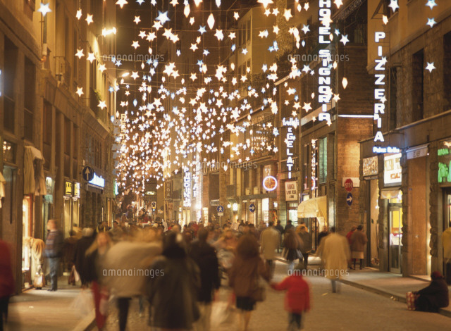 夜の商店街 クリスマスの飾り 25378014795 の写真素材 イラスト素材 アマナイメージズ