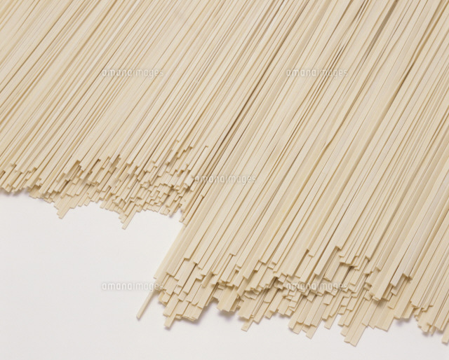 沖縄そばの乾麺 の写真素材 イラスト素材 アマナイメージズ