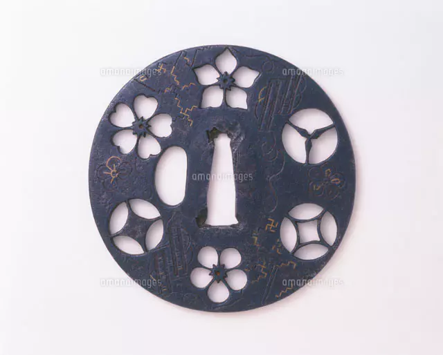 日本刀 鍔(つば) 日本刀の鍔（つば）・裏面[25420008265]の写真・イラスト素材｜アマナ