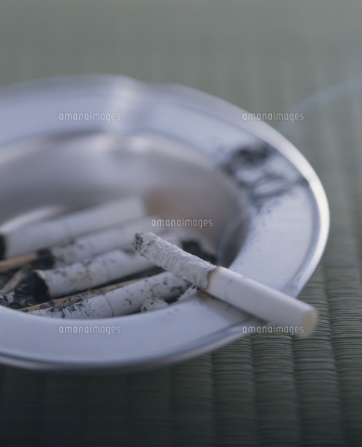 畳の上の灰皿とタバコの吸いがら の写真素材 イラスト素材 アマナイメージズ