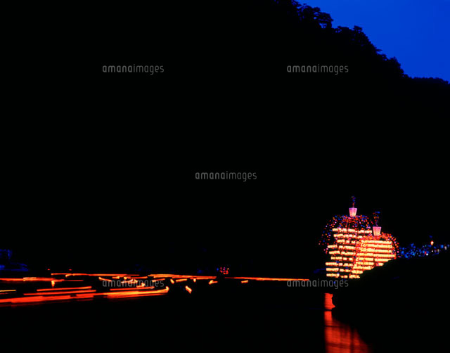 長瀞船玉まつり万灯船と灯篭流し の写真素材 イラスト素材 アマナイメージズ