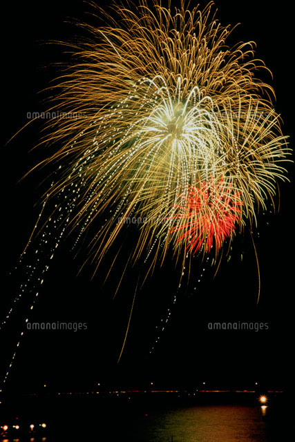 鹿嶋市花火大会 割物早打 の写真素材 イラスト素材 アマナイメージズ