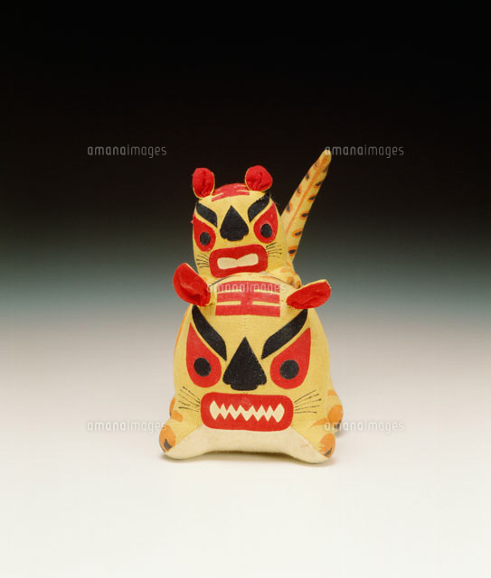 まよけの人形 虎の親子 の写真素材 イラスト素材 アマナイメージズ