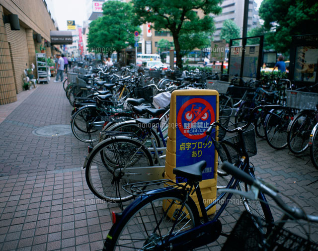 歩道にとめられた自転車 の写真素材 イラスト素材 アマナイメージズ