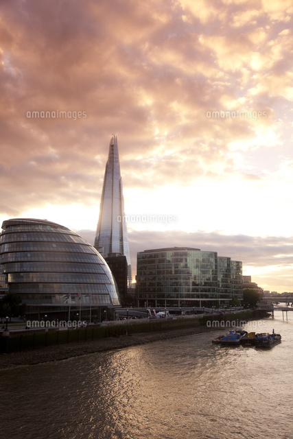 ザ シャードとシティーホールとテムズ川と夕焼け の写真素材 イラスト素材 アマナイメージズ