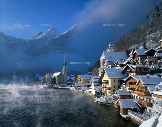 朝霧のハルシュタット湖 ２月 オーストリア の写真素材 イラスト素材 アマナイメージズ