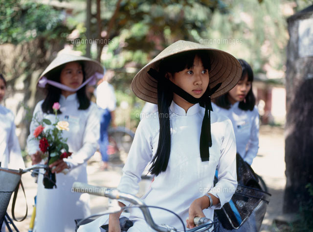 白いアオザイの少女たち の写真素材 イラスト素材 アマナイメージズ