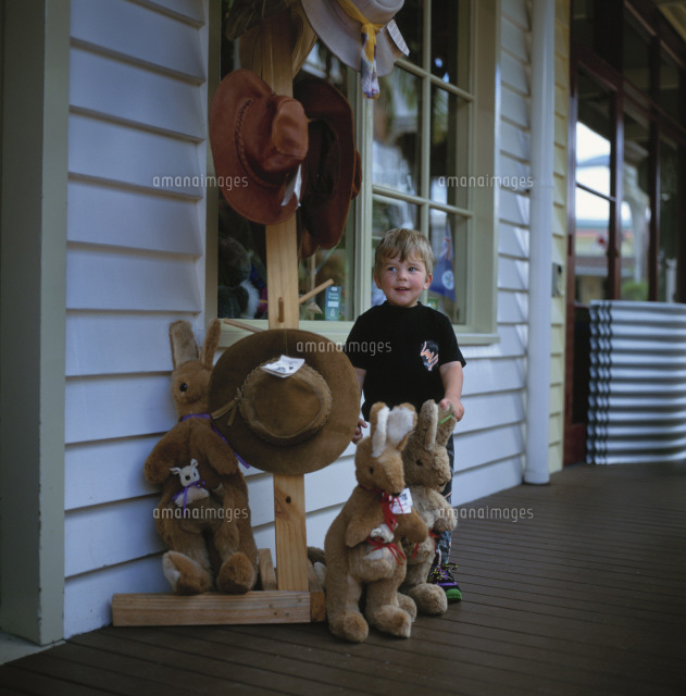 カンガルーのぬいぐるみと子供 の写真素材 イラスト素材 アマナイメージズ
