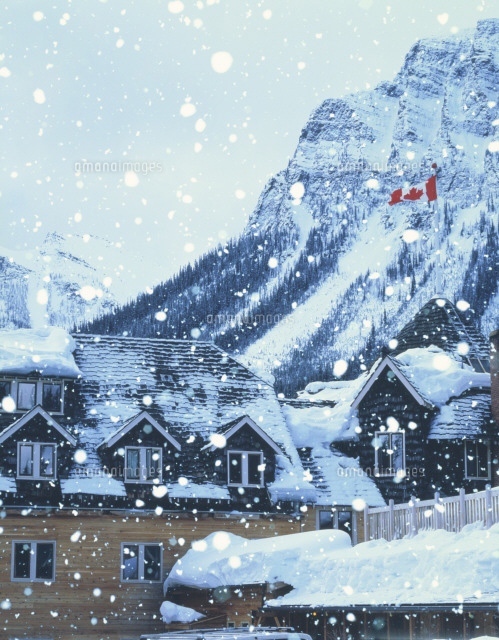 雪降るロッジとロッキー の写真素材 イラスト素材 アマナイメージズ