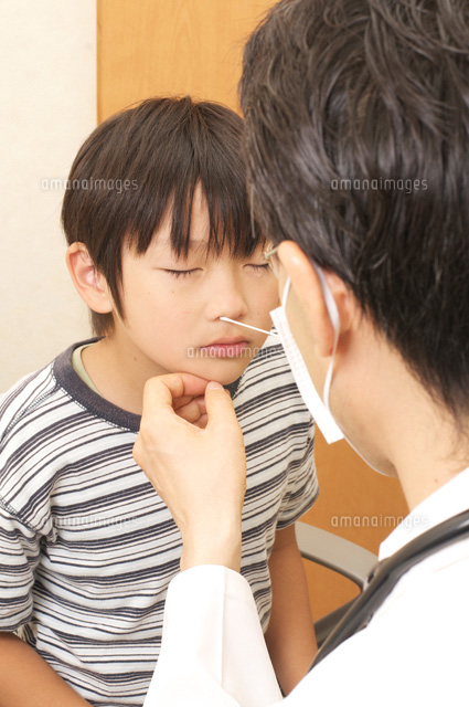 インフルエンザ検査を受ける子供 の写真素材 イラスト素材 アマナイメージズ