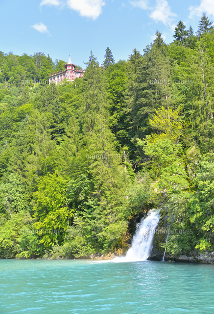 森の中の高級ホテル の写真素材 イラスト素材 アマナイメージズ