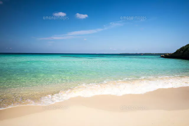 宮古島砂山ビーチ 寄せる波とコバルトブルーの海[25720005983]の写真