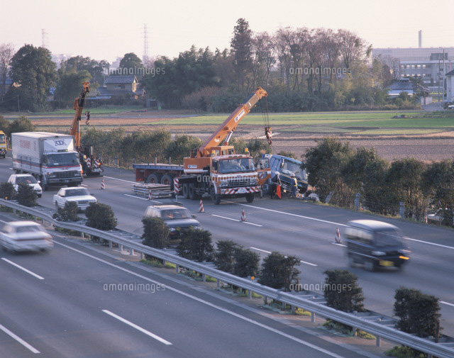 東北自動車道の事故処理 の写真素材 イラスト素材 アマナイメージズ