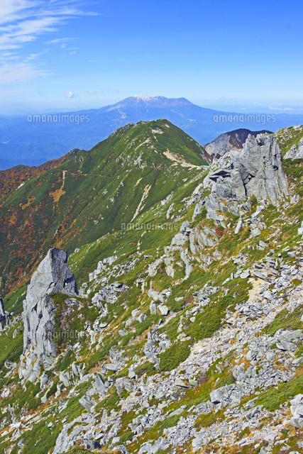 中岳の尾根と御嶽山遠望 の写真素材 イラスト素材 アマナイメージズ