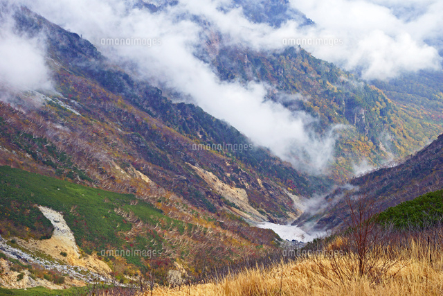 針ノ木岳登山道から雲の谷間 の写真素材 イラスト素材 アマナイメージズ