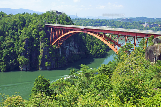 夏の恵那峡と恵那峡大橋 の写真素材 イラスト素材 アマナイメージズ