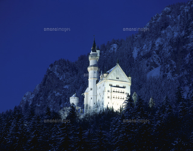 ノイシュバンシュタイン城の夜景 の写真素材 イラスト素材 アマナイメージズ