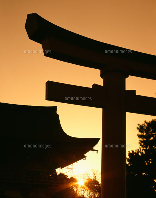 朝日と鳥居 伏見稲荷大社 の写真素材 イラスト素材 アマナイメージズ