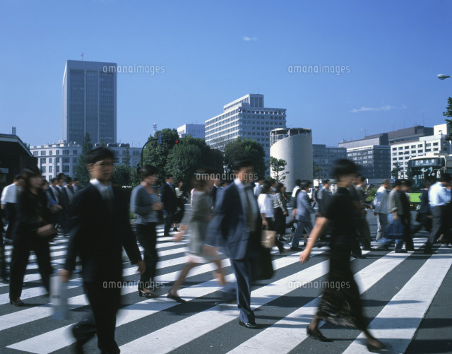 丸ノ内出勤風景 の写真素材 イラスト素材 アマナイメージズ