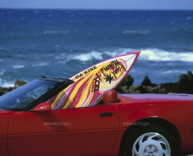 赤い車とサーフィンボード[25918024041]の写真・イラスト素材｜アマナ