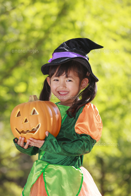 ハロウィン衣装を着た女の子 の写真素材 イラスト素材 アマナイメージズ ハロウィン衣装を着た女の子 の写真素材 イラスト素材 アマナイメージズ