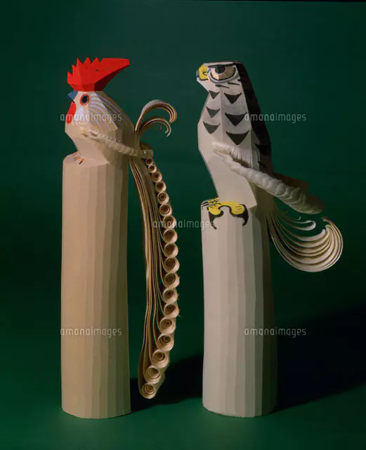 笹野一刀彫 お鷹ぽっぽと鶏[25978000738]の写真・イラスト素材｜アマナ