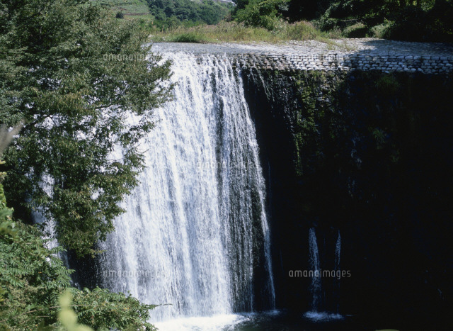 日川の滝 自然の滝に治水工事 の写真素材 イラスト素材 アマナイメージズ