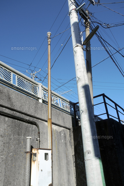 坂道の側壁を背景にした電柱 の写真素材 イラスト素材 アマナイメージズ