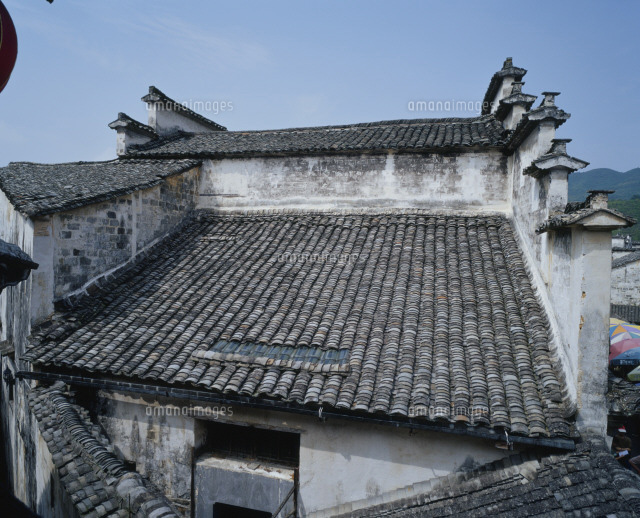 明清代の古民家 繍楼二階から瓦屋根並 の写真素材 イラスト素材 アマナイメージズ