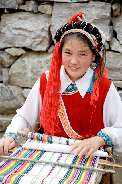 機織をする怒族の女性 怒江リス族自治州 の写真素材 イラスト素材 アマナイメージズ