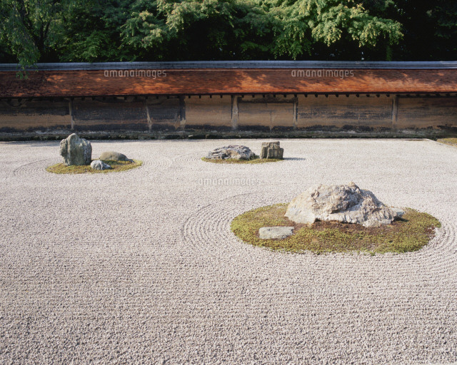庭園 枯山水 油土塀 龍安寺 の写真素材 イラスト素材 アマナイメージズ