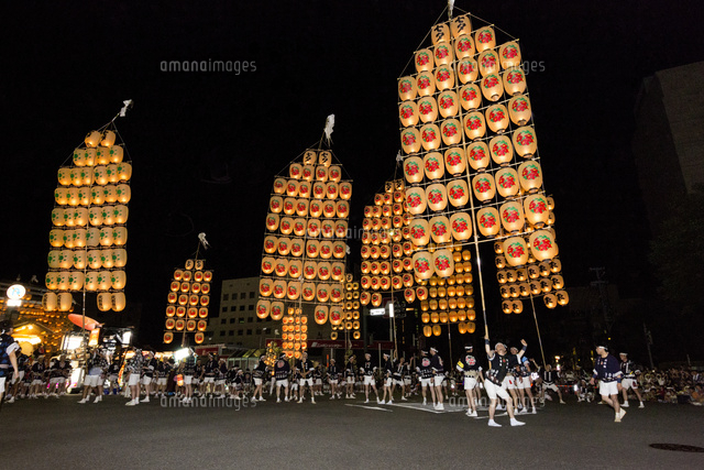 秋田竿燈まつり の写真素材 イラスト素材 アマナイメージズ