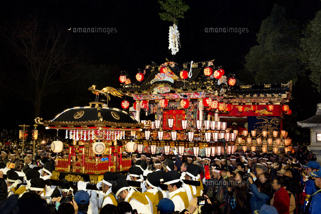 秩父夜祭り屋台曳き回し風景を境内より望む[26111004300]の写真