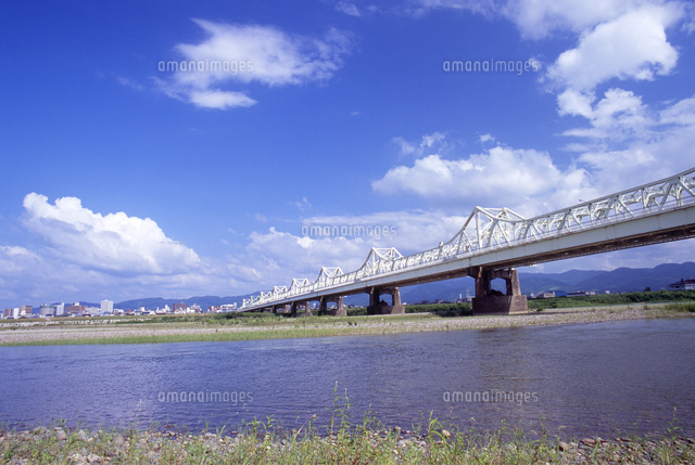 長生橋と信濃川 の写真素材 イラスト素材 アマナイメージズ