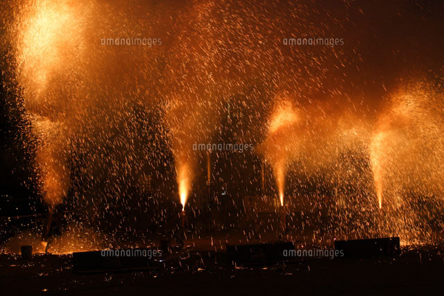 羽田八幡宮例大祭の手筒花火 の写真素材 イラスト素材 アマナイメージズ