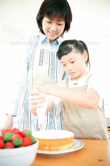 ケーキ作り の写真素材 イラスト素材 アマナイメージズ