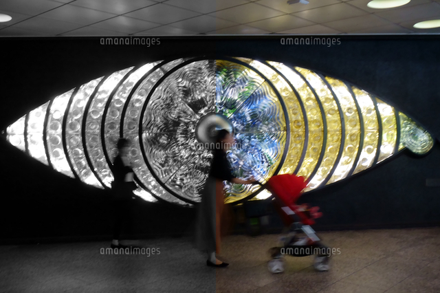 眼球のオブジェが展示されている地下街の歩行者用通路 の写真素材 イラスト素材 アマナイメージズ