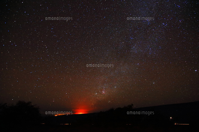 ハワイ島 マウナ ケア山サドルロードからのキラウェア火山と天の川 の写真素材 イラスト素材 アマナイメージズ