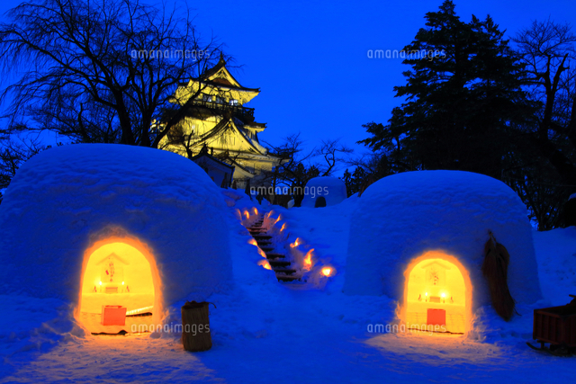夜の横手城かまくら祭り の写真素材 イラスト素材 アマナイメージズ