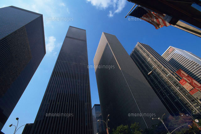 そびえ立つ摩天楼 の写真素材 イラスト素材 アマナイメージズ