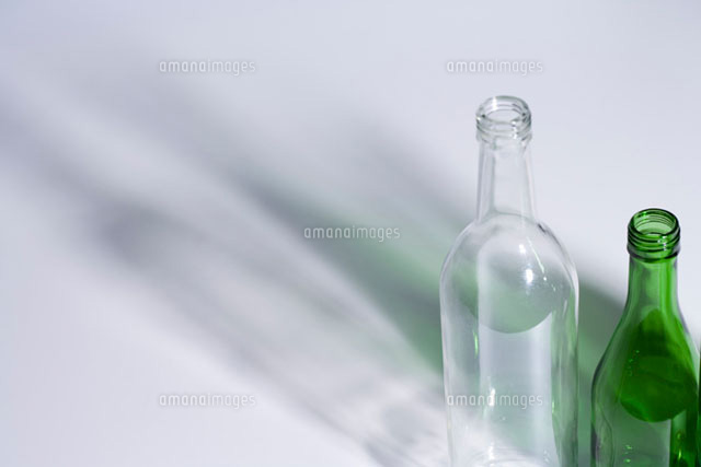 床に映し出されるビンの影 の写真素材 イラスト素材 アマナイメージズ