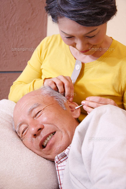 耳掃除をするシニアカップル の写真素材 イラスト素材 アマナイメージズ