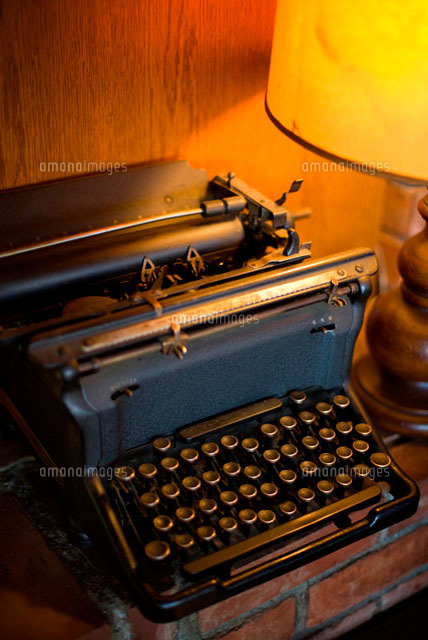 古いタイプライター の写真素材 イラスト素材 アマナイメージズ