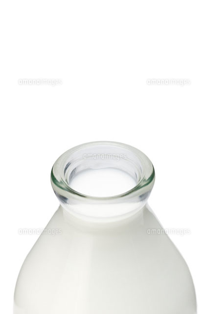 牛乳瓶のアップ の写真素材 イラスト素材 アマナイメージズ