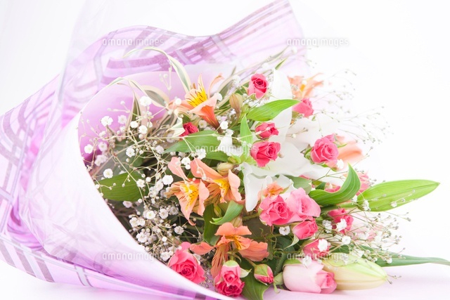 バラとカサブランカの花束 の写真素材 イラスト素材 アマナイメージズ