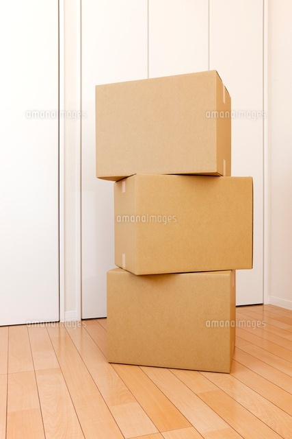 重ねた三個のダンボール箱と部屋 の写真素材 イラスト素材 アマナイメージズ
