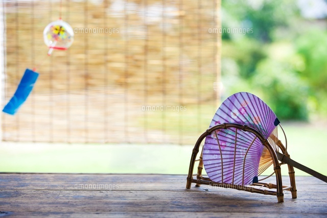 縁側のうちわと風鈴 の写真素材 イラスト素材 アマナイメージズ