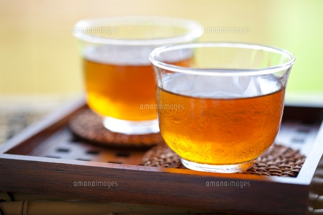 ガラスの器に入った麦茶 の写真素材 イラスト素材 アマナイメージズ